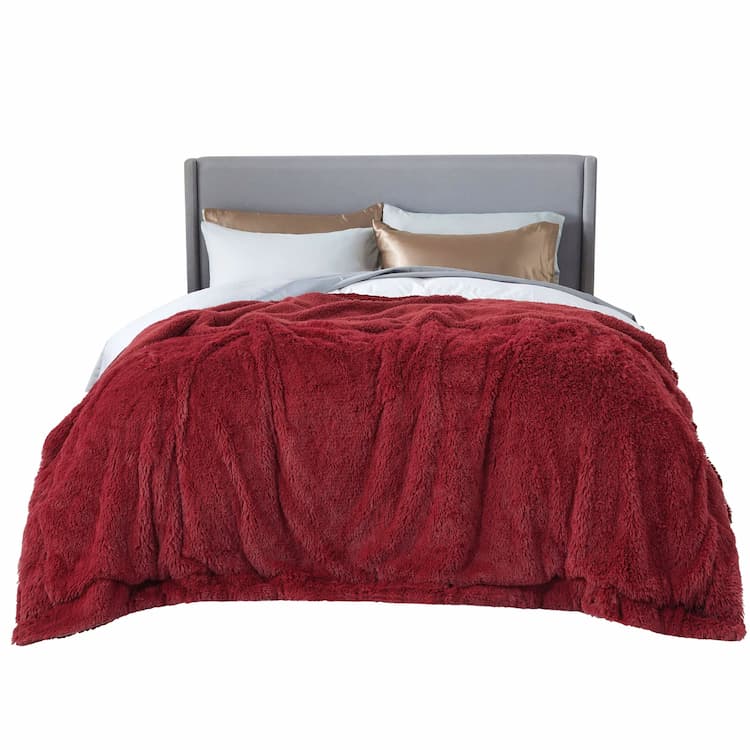 Cozy Fleece & Faux Fur Blankets